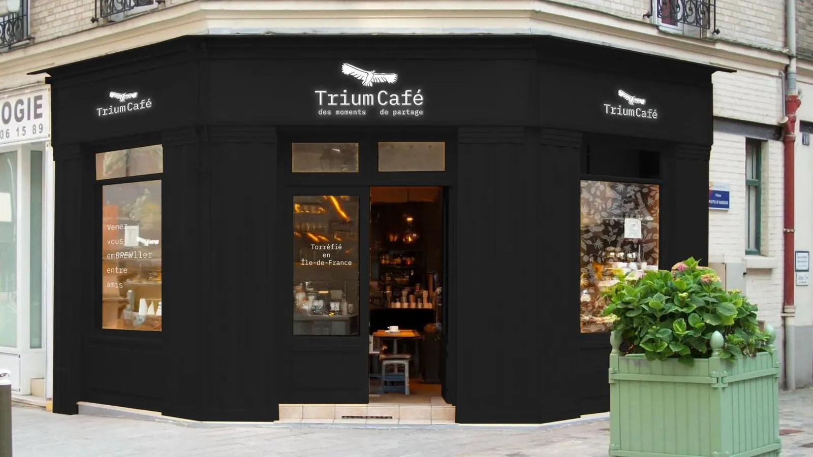 La façade noire du lieu Trium Café